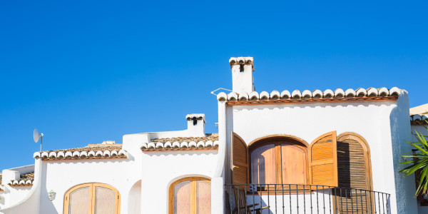Pintar Fachadas de Casas Unifamiliares / Chalets en Mataró · Pinturas para Pintado de Fachadas Metálicas o de Hormigón