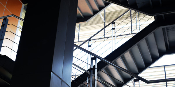 Pintar Fachadas de Empresas / Negocios / Locales Comerciales en Mataró · Pintado de Escaleras
