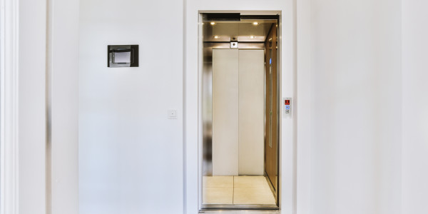 Pintar Fachadas y Patios de Luces de Comunidades Vecinos / Propietarios en Mataró · Esmalte de Puertas de Ascensores, Puertas de Emergencia y Portales