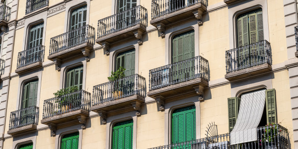 Pintar Fachadas y Patios de Luces de Comunidades Vecinos / Propietarios en Mataró · Reparación y Preparación de Superficies