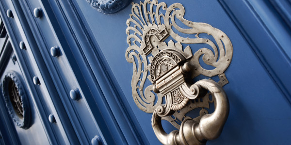 Rehabilitación y Restauración de Fachadas en Mataró · Restauración de Puertas / Portales / Ventanas de Madera