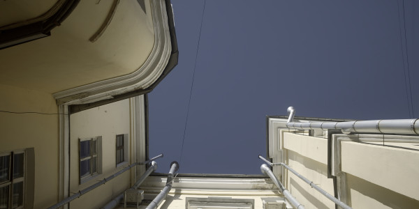 Trabajos Verticales en Fachadas de Edificios / Viviendas en Mataró · Pintado de Edificios Altos, Patios Interiores de Luces y Estructura Complejas