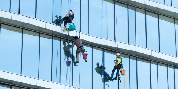 Trabajos Verticales en Fachadas de Edificios / Viviendas en Mataró · Pintado Económico y Rápido de Fachadas