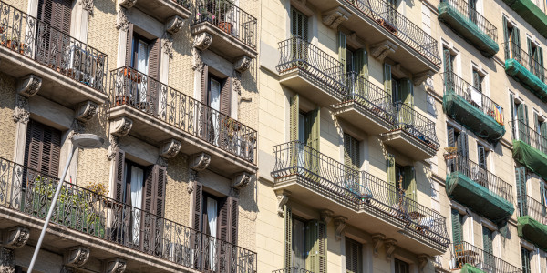 Trabajos Verticales en Fachadas de Edificios / Viviendas en Mataró · Pintado de Fachadas con Difícil Acceso