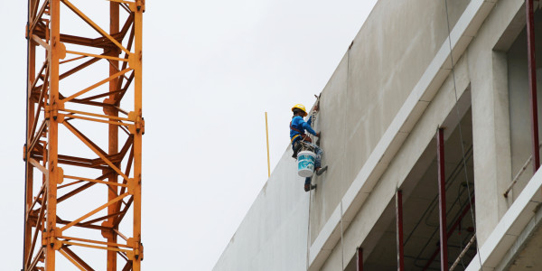 Trabajos Verticales en Fachadas de Edificios / Viviendas en Mataró · Pintar Edificios de Construcción de Obra Nueva